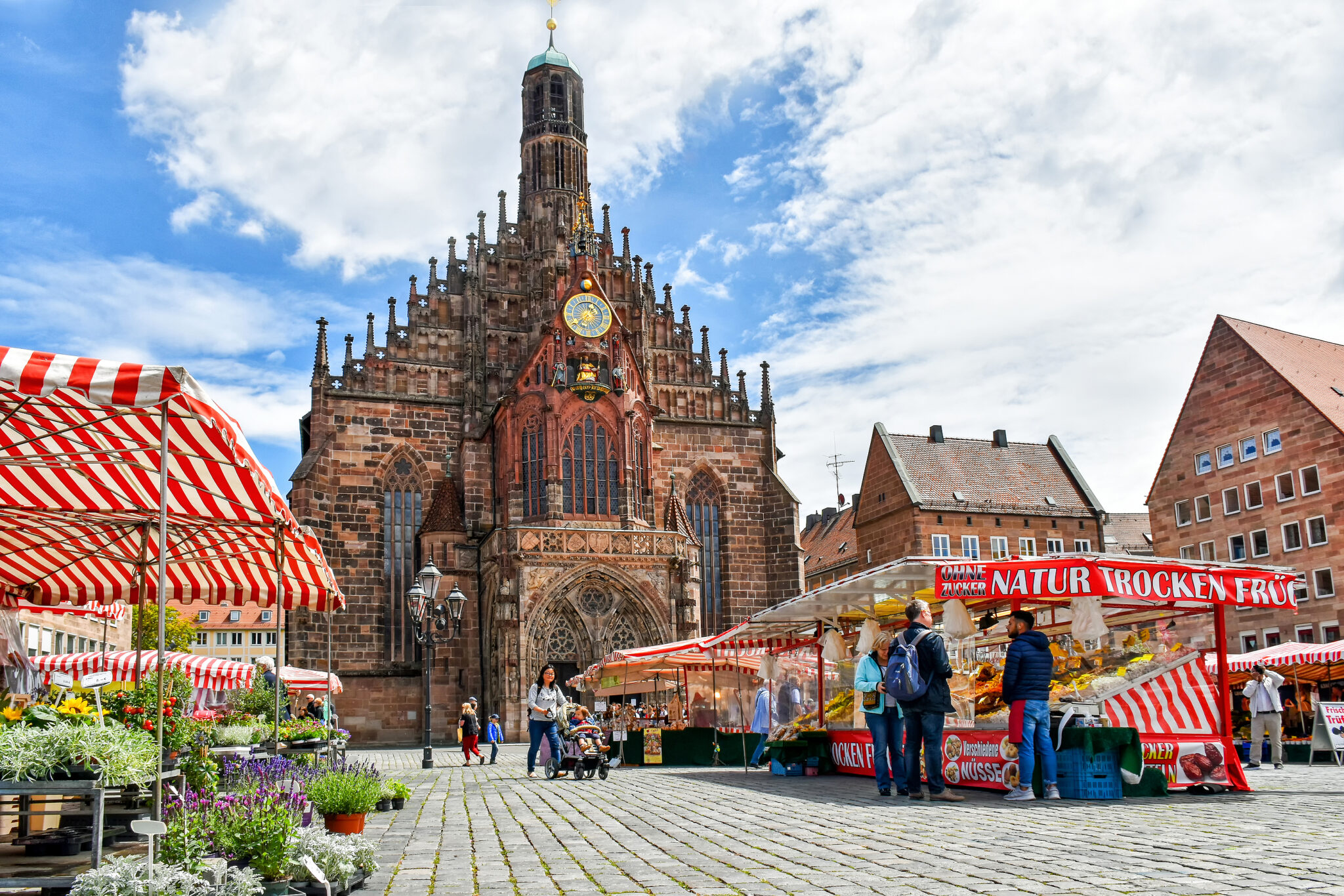 nuremberg-main-market-hauptmarkt-historic-square-local-life